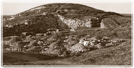 Altare di Monte d'Accoddi durante gli scavi Contu, 1952-58 (Archivio Ercole Contu)