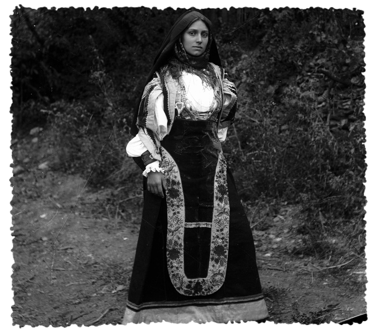 Aritzo ragazza in abito tradizionale di gala, foto del 1927 del fondo Guido Costa. Bellissima donna del Nuorese in costume primo ventennio del novecento.