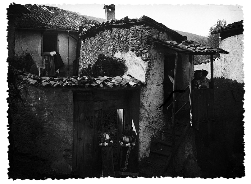 Aritzo scorcio del paese con due donne in abito tradizionale foto del 1927 fondo Guido Costa.