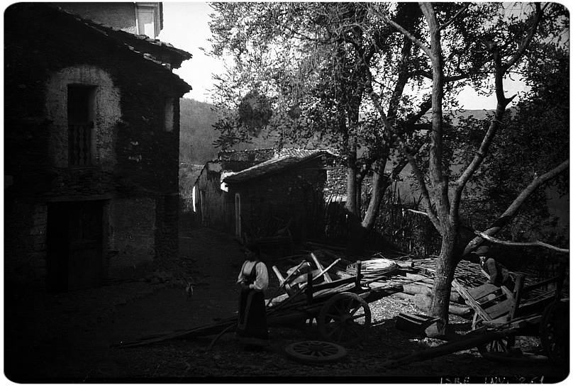 Aritzo, scorcio del paese con le tipiche architetture, foto ante 1927, fondo Guido Costa.