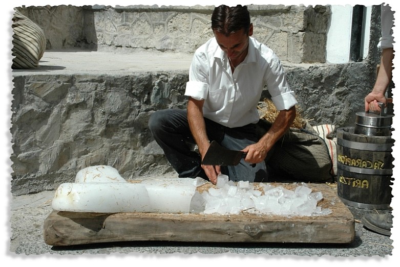Aritzo preparazione della Carapigna, gelato tipico di Artizo venduto durante le Sagre della Sardegna col marchio DOP