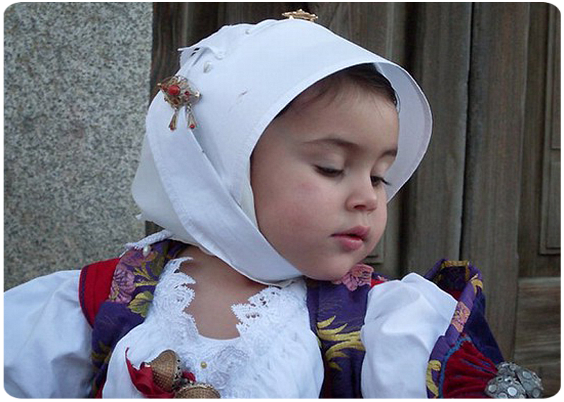 Bambina con il costume tradizionale del Comune di Burgos provincia di Sassari