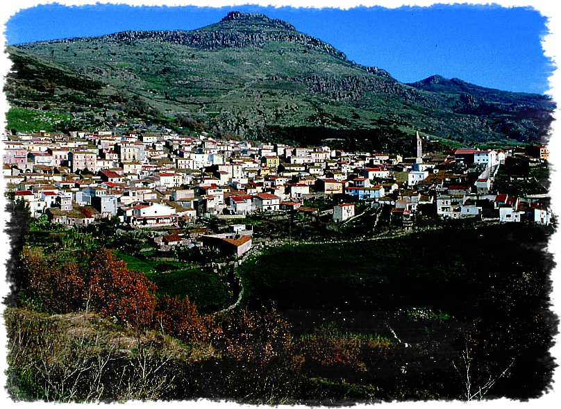 Bortigali il paese ai piedi della Catena del Marghine. Primavera nel Marghine a Bortigali.