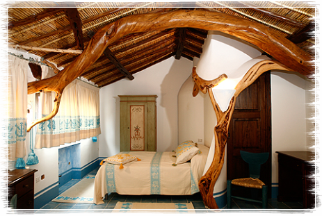 Camera da letto in stile sardo.