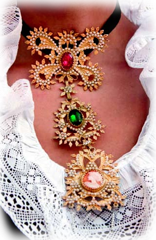 Gli elaborati gioielli della sposa tipici della tradizione campidanese Foto di Elisabetta Loi