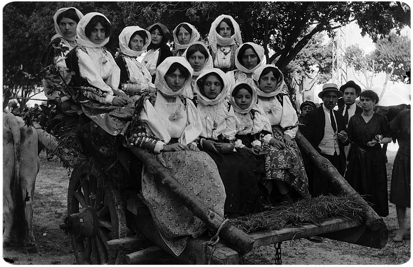 Bono - (SS) - Gruppo di giovani donne in abito tradizionale festivo riprese su un carro foto storica