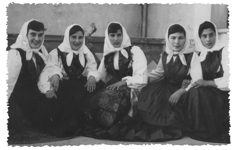 Gonnoscodina donne in abito tradizionale 1956. Abiti Tradizionali della Sardegna informazioni storiche e turistiche.
