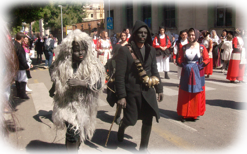 La Città di Sassari è teatro di eventi festosi che ogni anno attraggono numerosi visitatori, come la famosa Cavalcata Sarda. L'economia è prevalentemente basata sul settore terziario.