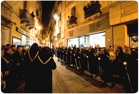 Iglesias la processione delle Consorelle per le vie del centro storico, Settimana Santa a Iglesias.