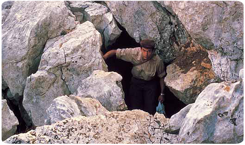 La grotta Corbeddu è attualmente chiusa ai visitatori e comunque difficile da individuare. È raggiungibile attraverso un sentiero che ha inizio a destra dell'ingresso della grotta "Sa Oche" e risale la montagna. La grotta Corbeddu è ubicata all'interno della valle di Lanaittu.
