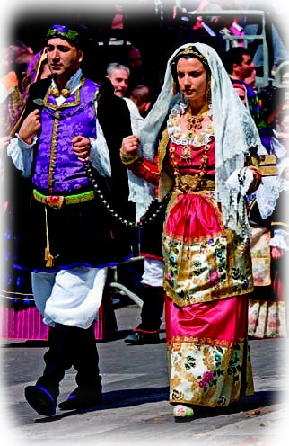 La coppia unita con il rito di sa coja antiga sfila nel corteo il primo maggio a Cagliari foto di Elisabetta Loi