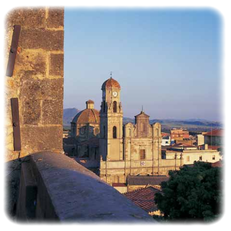 La parrocchiale di Sanluri, capoluogo del Campidano centrale, vista dalla terrazza del castello