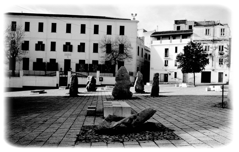 La piazza Sebastiano Satta, progettata e realizzata da Costantino Nivola.