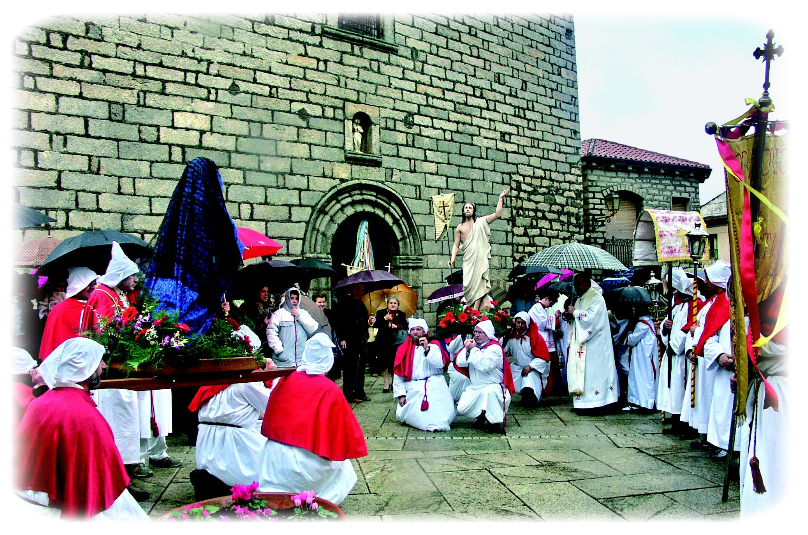 La processione de S'incontru esce dalla parrocchiale del Rosario Luras, fotografia di Salvatore Pirisinu