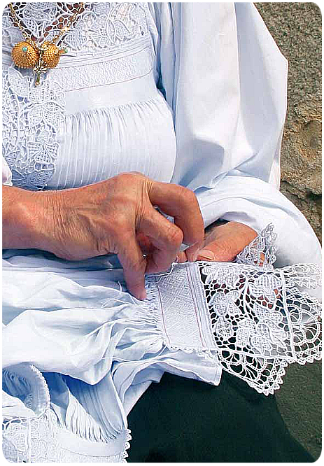 Oliena Autunno in Barbagia abito donna particolare.