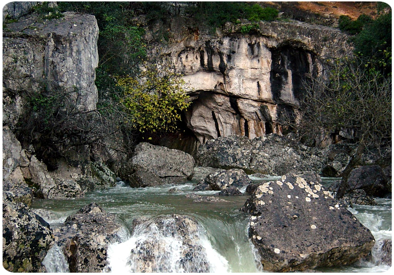 La grotta Corbeddu è attualmente chiusa ai visitatori e comunque difficile da individuare. È raggiungibile attraverso un sentiero che ha inizio a destra dell'ingresso della grotta "Sa Oche" e risale la montagna. La grotta Corbeddu è ubicata all'interno della valle di Lanaittu.