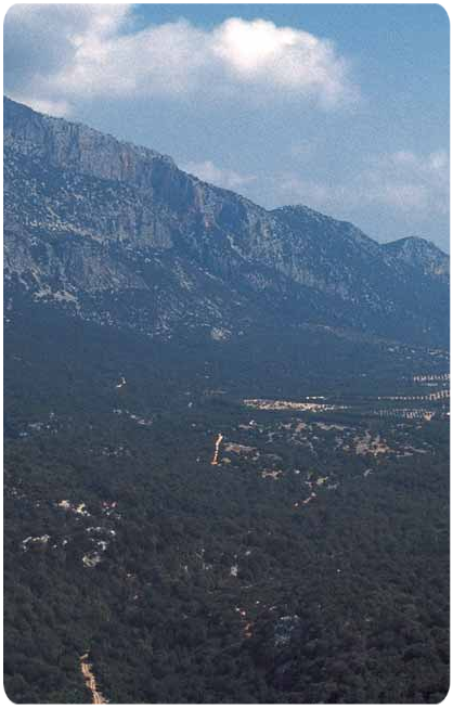 Il bandito Giovanni Corbeddu di Oliena, vissuto a fine ‘800, che elesse a suo rifugio la grotta che porta il suo nome.