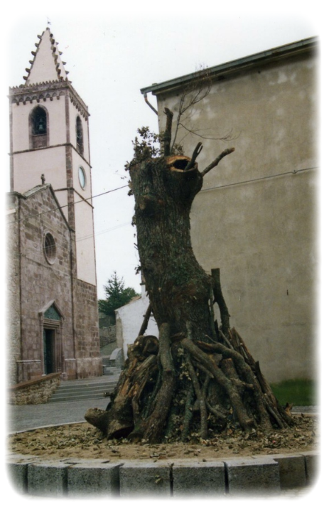 Sa Tuva e sullo sfondo, la chiesa di Santa Maria degli Angeli