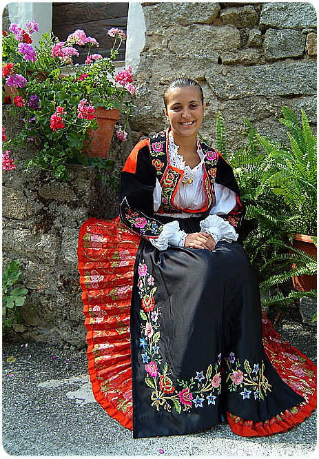 Sarule, donna in abito tradizionale, Cortes apertas. Con Autunno in Barbagia scopri gli abiti tradizionali dei paesi barbaricini.