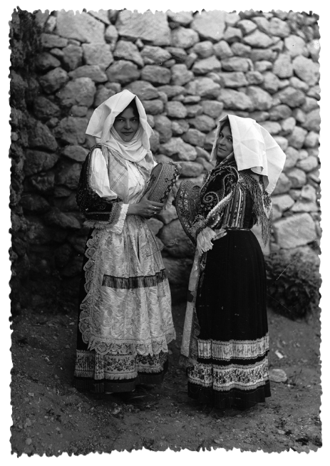 Sennori, due giovani donne in abito tradizionale festivo.