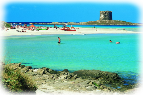 Stinino cittadina turistica dal mare turchese e verde smeraldo del nord Sardegna.