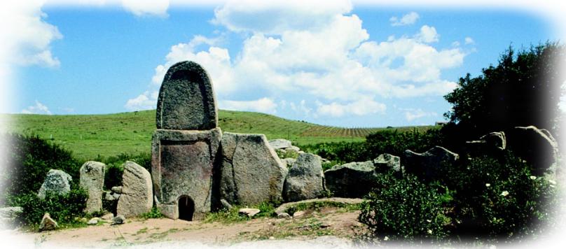 Informazioni Turistiche e Curiosità su Arzachena. Tomba di giganti di Coddu Vecchiu Arzachena (OT).