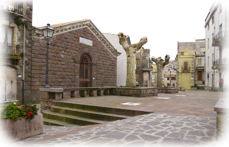 Villanova Monteleone si trova nella parte nord occidentale della Sardegna. Il suo territorio ha un'estensione che supera i 200 km quadrati. E' un paese particolare, che, pur essendo in alta collina, a quasi 600 metri, ha la caratteristica di avere vicini il lago del Temo e la spiaggia di Poglina, a 16 km dal paese.