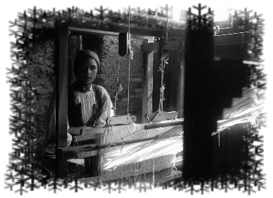Desulo, ragazza al telaio. Foto Storica 1908.