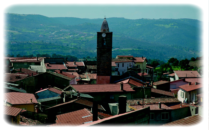 Scorcio del centro storico con al centro il campanile settecentesco della parrocchiale. Ovodda in Provincia di Nuoro.